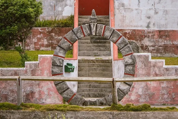 A round stone moongate