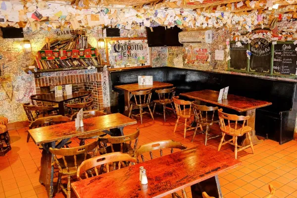 Swizzle Inn – Swizzle Inn - Interior 2