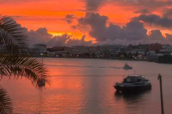 Weekly Sunset Cocktail Mini Cruises | Ubervida