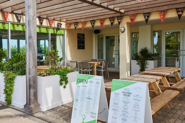 Divots Bar, Grill & Terrace – DIVOTS