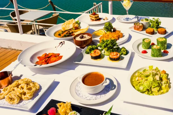 Harbourfront Restaurant – Harbourfront - Table By The Sea