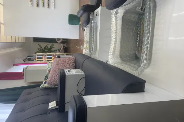 Lacquered Lounge – Pedicure Station