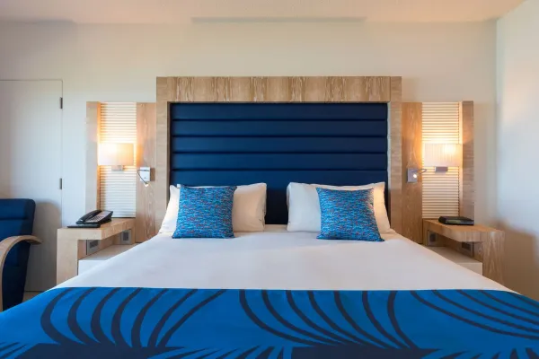 Grotto Bay Beach Resort & Spa – Guest King Bed