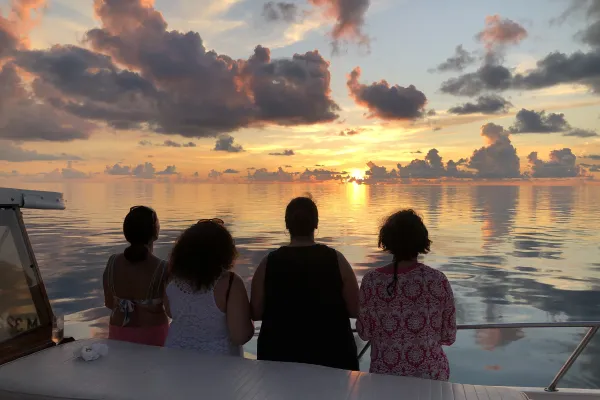 Mona Lisa Cruises – Ladies Who Sunset