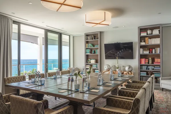 The Loren Hotel – The Library