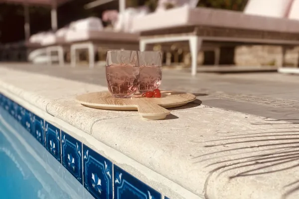 Rosedon Hotel – Drinks By The Pool