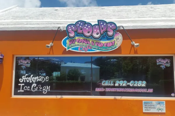 Scoops Ice Cream & Cupcake Cafe – Scoops Storefront1