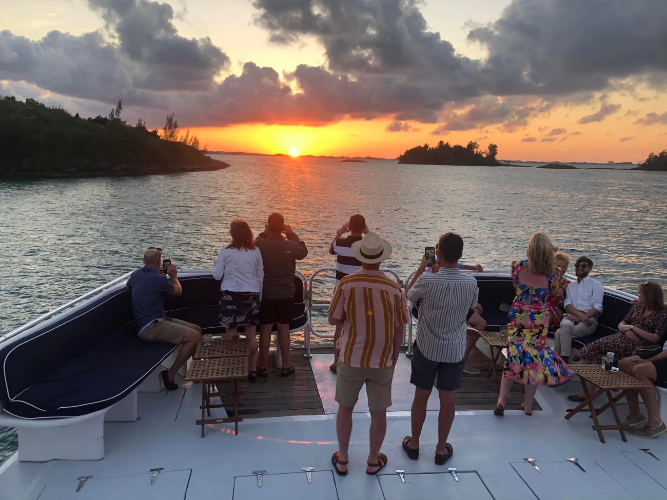 Weekly Sunset Cocktail Mini Cruises | Ubervida