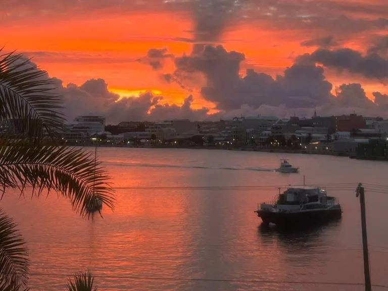 Weekly Sunset Cocktail Mini Cruises | Ubervida