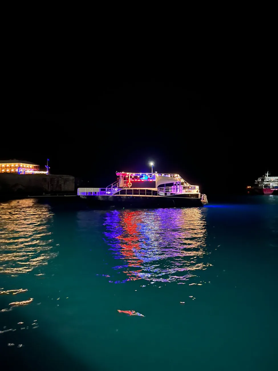 MTV 90s & 2000s Party On Board ÜberVida