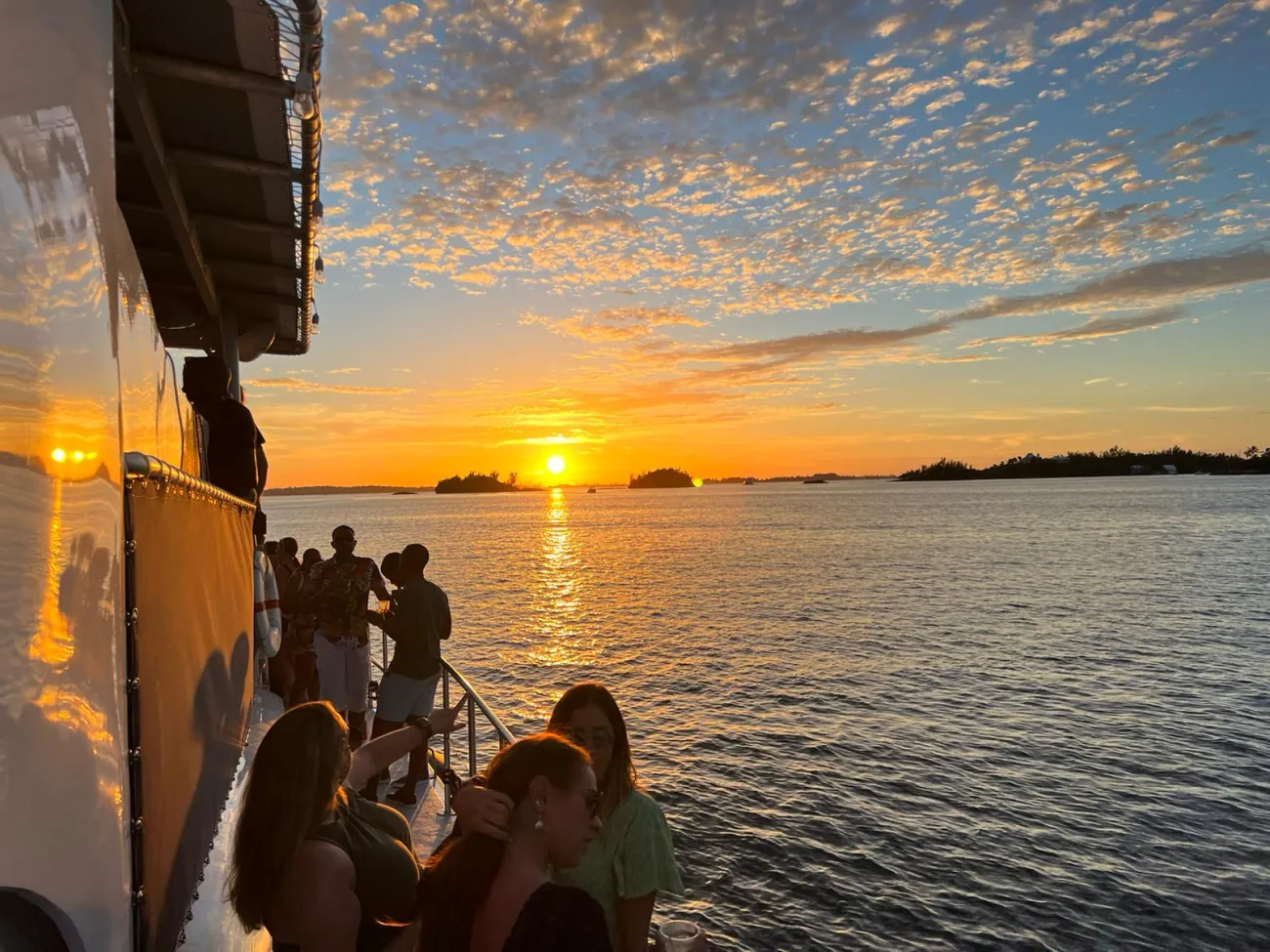 Weekly Sunset Cocktail Mini Cruises | Ubervida
